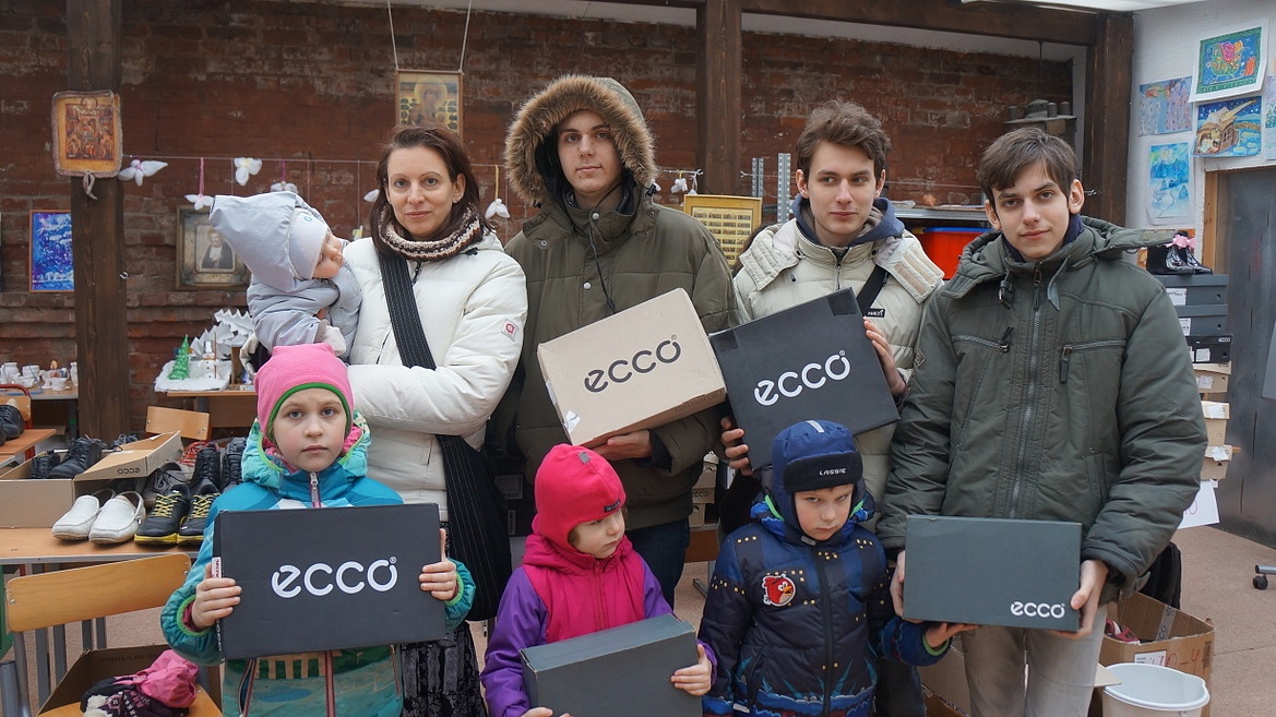 Раздача обуви от Компании ECCO (попечителя нашего Фонда) многодетным и малообеспеченным семьям