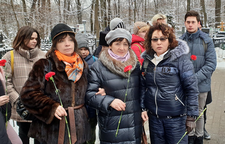 Участие в общегородской мемориально-патронатной акции по уходу за памятниками.