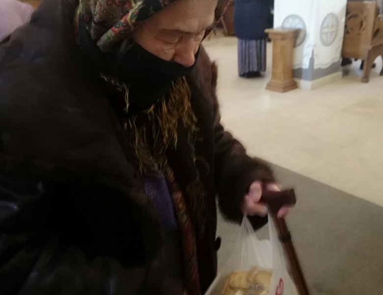 Раздача печенья и сладостей от наших партнеров в Храме Смоленской Иконы Божией Матери в Давыдково